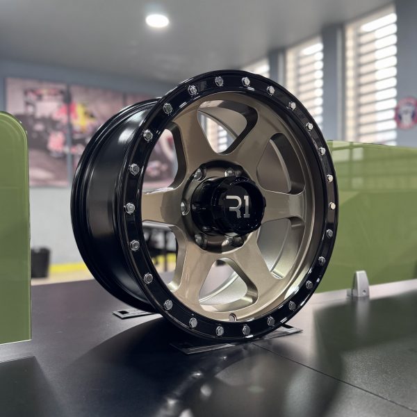 Rines r16x8 6x139.7 L2016 R1 Mate Bronze Lip Black Chrome Rivets - Imagen 4