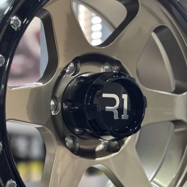 Rines r16x8 6x139.7 L2016 R1 Mate Bronze Lip Black Chrome Rivets - Imagen 5